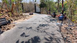 GOTONG ROYONG WARGA NGONDEL KULON RT 03 MEMPERBAIKI JALAN DESA 